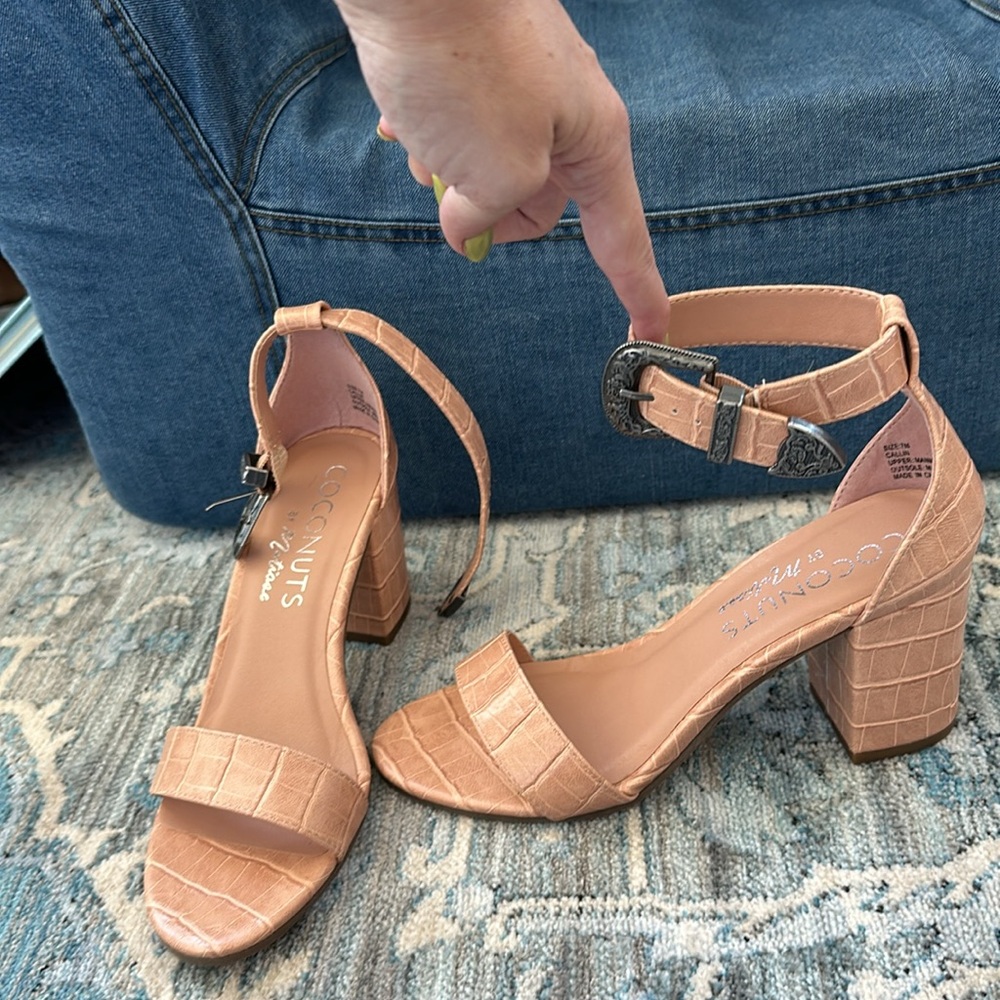NWT tan croc western heels